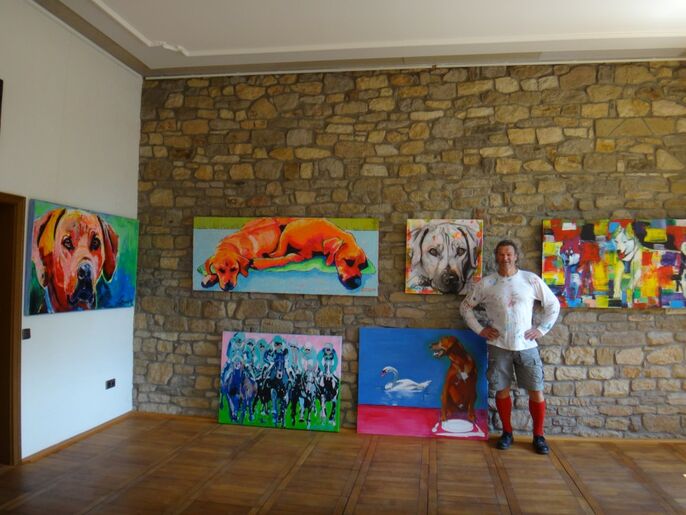 Max Lochner vor seinen Bildern